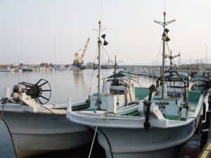 益田漁港と船